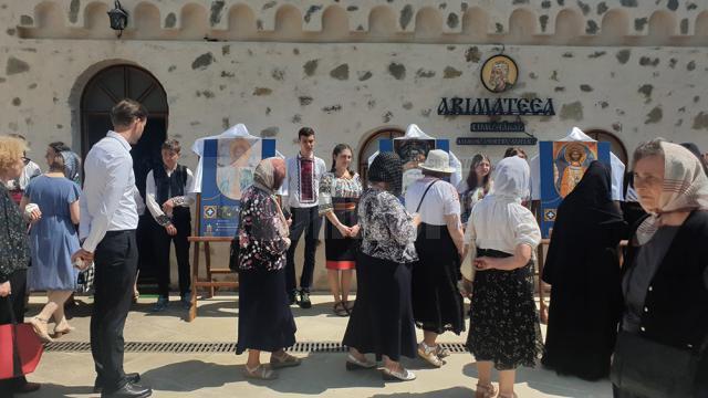 Slujbă arhierească, expoziție de fotografie, distincții și sute de credincioși, la praznicul Sfântului Mare Mucenic Ioan cel Nou