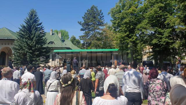 Slujbă arhierească, expoziție de fotografie, distincții și sute de credincioși, la praznicul Sfântului Mare Mucenic Ioan cel Nou