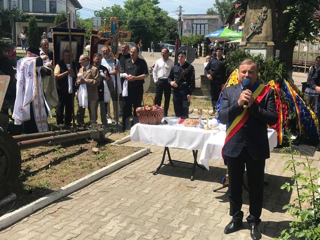 Primăria Liteni a organizat un ceremonial militar şi religios de Ziua Eroilor