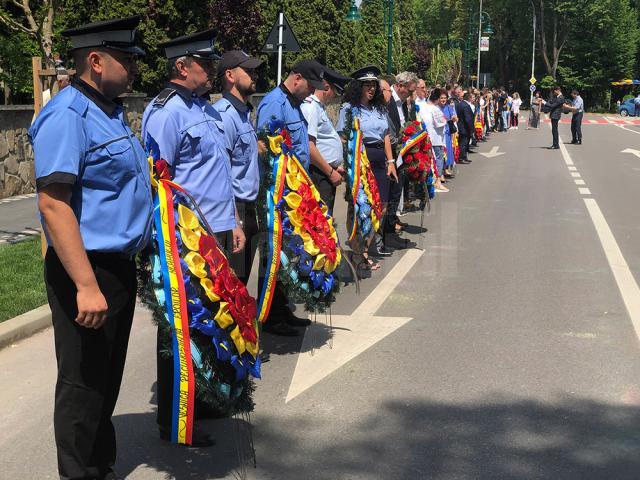 Festivitate cu depuneri de coroane și alocuțiuni de Ziua Eroilor, la Rădăuţi