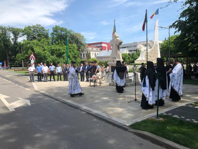 Festivitate cu depuneri de coroane și alocuțiuni de Ziua Eroilor, la Rădăuţi