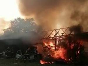 Incendiu la un atelier mecanic din Ipotești, lovit de trăsnet