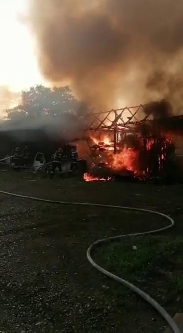 Incendiu la un atelier mecanic din Ipotești, lovit de trăsnet