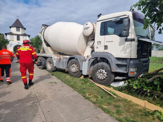 Bărbatul a fost prins sub roțile betonierei