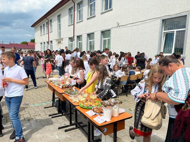 Peste 300 de elevi de la Liceul „Vasile Gherasim“ din Marginea au serbat Ziua Școlii cu un târg cu produse pregătite de ei și părinții lor