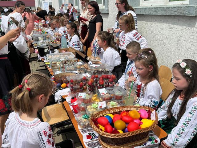 Peste 300 de elevi de la Liceul „Vasile Gherasim“ din Marginea au serbat Ziua Școlii cu un târg cu produse pregătite de ei și părinții lor