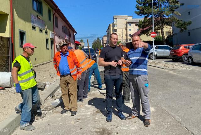 Lucian Harșovschi - Se reabilitează covorul asfaltic, dar și trotuarele și accesul la scările de bloc, care vor fi modernizate cu pavaj. Nu ne oprim aici, continuăm!