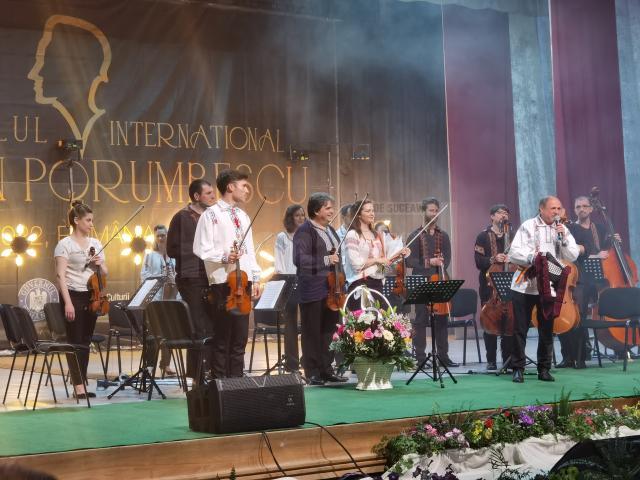 Croitoru String Virtuosi Orchestra pe scena Festivalului Ciprian Porumbescu, unde au primit cadouri marca „Hai în Bucovina!”