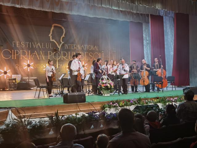 Croitoru String Virtuosi Orchestra pe scena Festivalului Ciprian Porumbescu, unde au primit cadouri marca „Hai în Bucovina!”