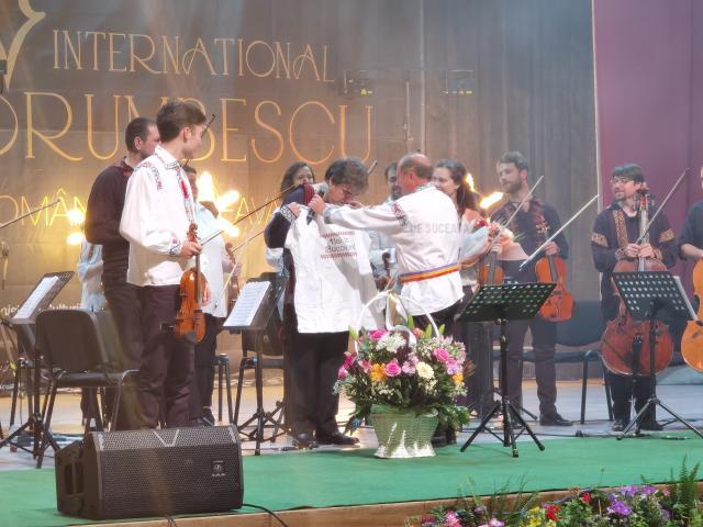 Croitoru String Virtuosi Orchestra pe scena Festivalului Ciprian Porumbescu, unde au primit cadouri marca „Hai în Bucovina!”