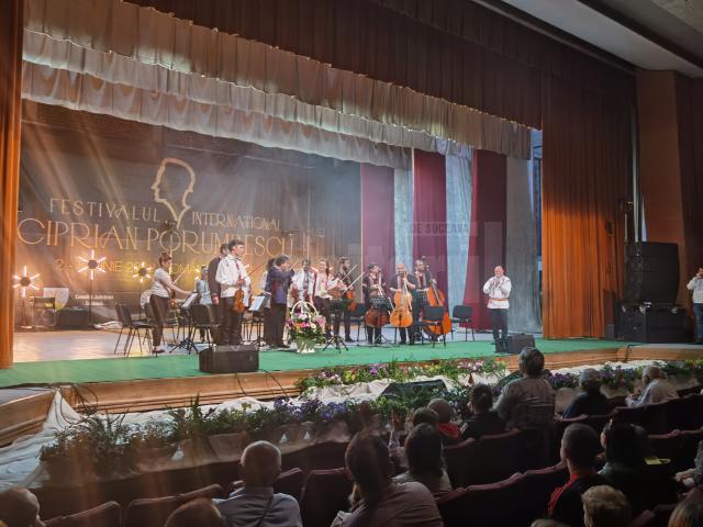 Croitoru String Virtuosi Orchestra pe scena Festivalului Ciprian Porumbescu, unde au primit cadouri marca „Hai în Bucovina!”