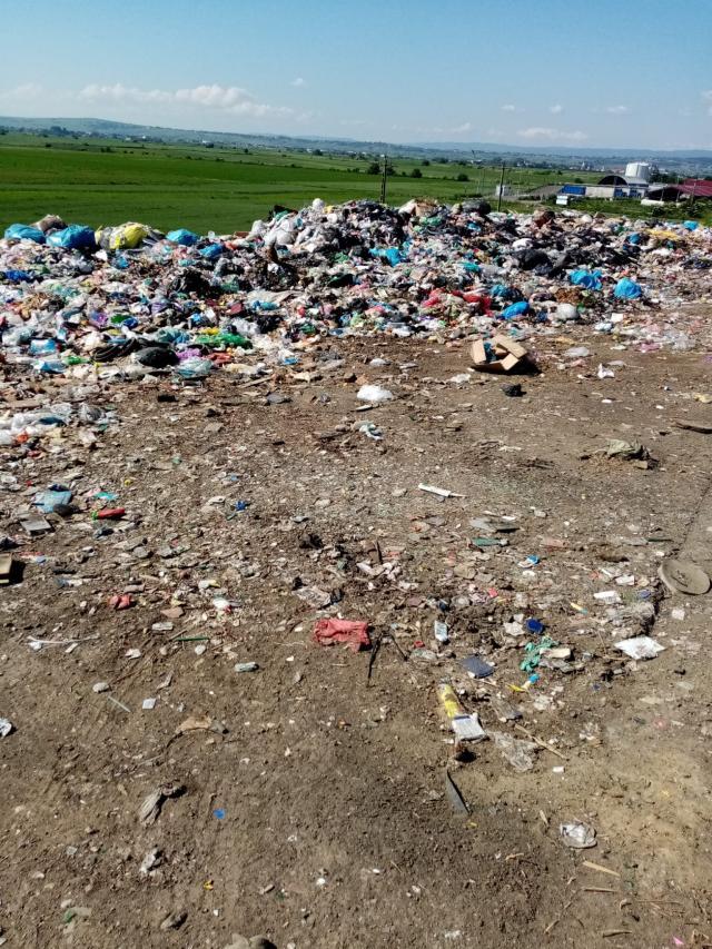 Ce au găsit comisarii de mediu la Rădăuți, la platforma unde au interzis depozitarea de deșeuri