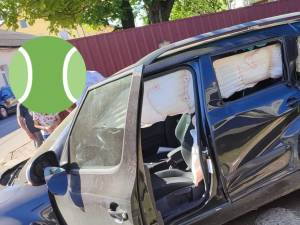 Autovehicul lovit de trenul Suceava - Putna la o trecere de nivel din Rădăuți. Sursa foto: Asociația Calea Ferată Dornești-Putna