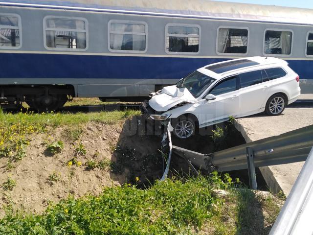 Maşina lovită de tren la Vicovu de Jos