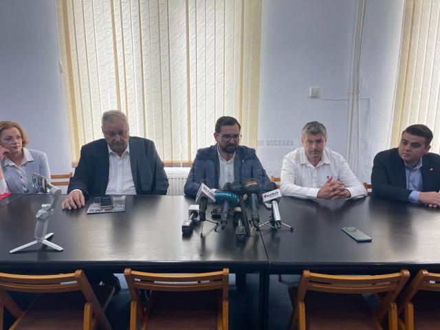 Deputatul Mirela Adomnicai, senatorul Ioan Stan, ministrul Adrian Chesnoiu, primarul Catalin Coman şi deputatul Gheorghe Şoldan