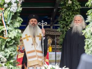 Înaltpreasfințitul Părinte Teofan, Mitropolitul Moldovei și Bucovinei, și Înaltpreasfințitul Părinte Calinic, Arhiepiscop al Sucevei și Rădăuților
