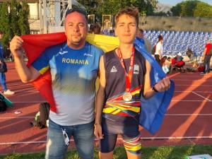 Antrenorul Bogdan Roscaneanu alături de medaliatul cu argint Ciprian Costin