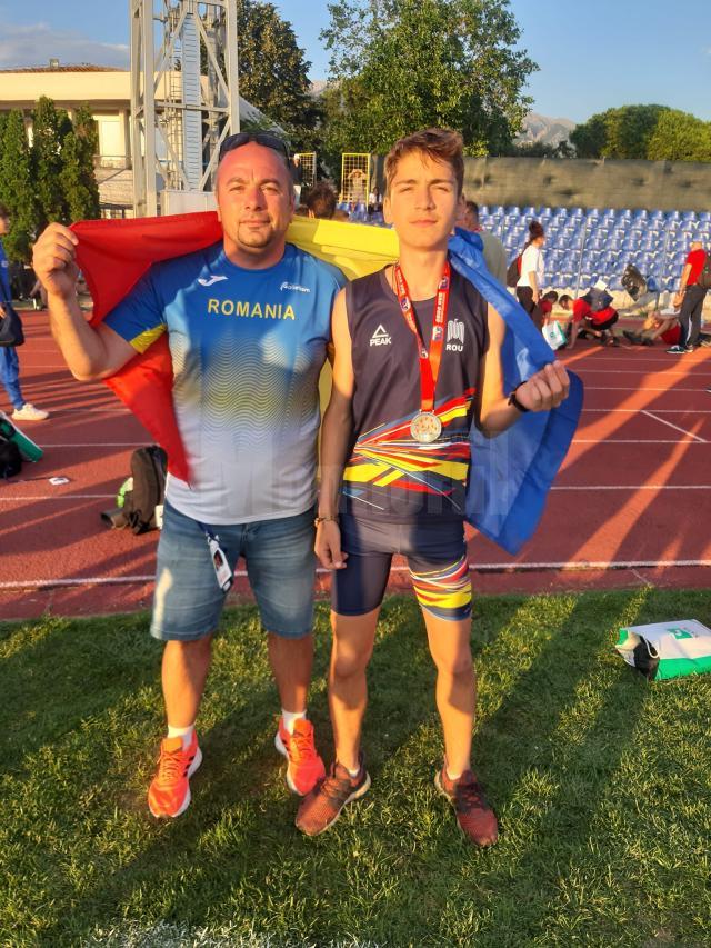 Antrenorul Bogdan Roscaneanu alături de medaliatul cu argint Ciprian Costin