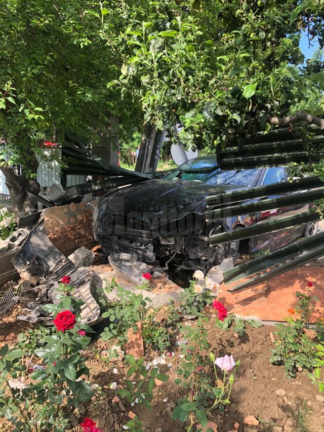 Un autoturism a rupt un gard şi a ajuns în grădina unei case, la Liteni