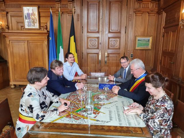 Primarul Sucevei, Ion Lungu, cu reprezentanți ai diplomației României în Regatul Belgiei dar și cu conducerea administrației din Schaerbeek, localitate care face parte din Regiunea Capitalei