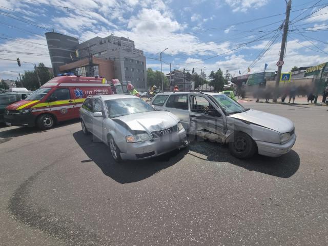 Cele două mașini s-au întâlnit în centrul intersecției, iar impactul nu a mai putut fi evitat