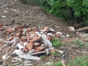 Depozitări de deșeuri pe malurile pr. Bogdănița, comuna Bogdănești