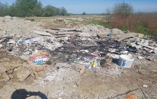 Depozitări de deșeuri pe malul drept al râului Suceava, comuna Bosanci