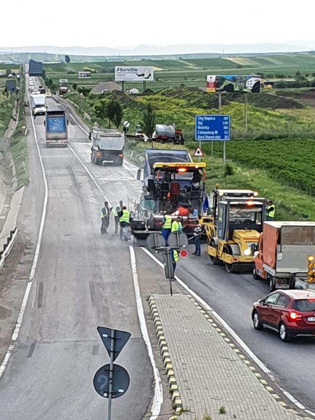Covor asfaltic pe DN 17, între Șcheia și Ilișești.