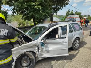 Trei răniți după ce un șofer a ieșit de pe un drum comunal fără să se asigure