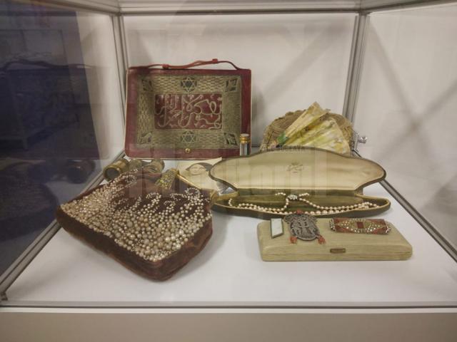 Sute de piese vestimentare originale și accesorii din perioada 1850-1950, expuse la Muzeul de Istorie
