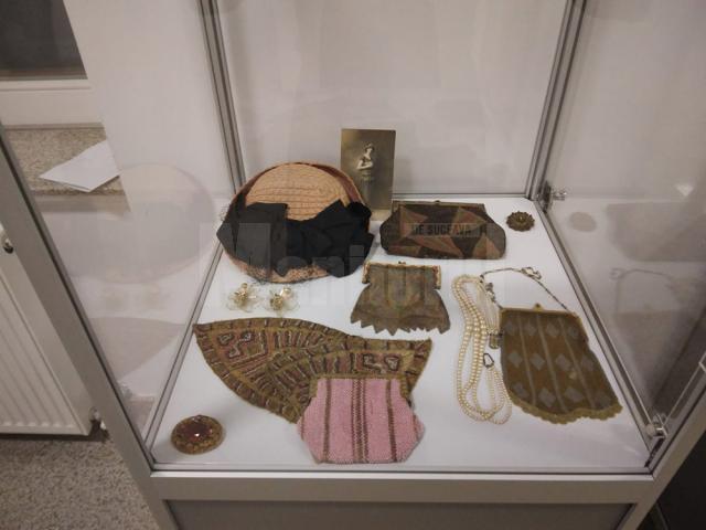 Sute de piese vestimentare originale și accesorii din perioada 1850-1950, expuse la Muzeul de Istorie