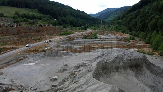 Peisaj selenar la fosta uzină de preparare a minereului de la Tarnița