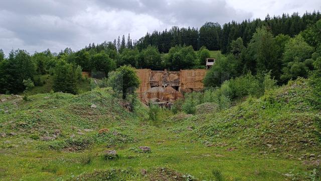 Ruine din zona uzinei de preparare a minereului