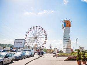 Roată panoramică de 30 de metri înălțime, atracții pentru copii și momente pline de adrenalină, la Iulius Mall Suceava