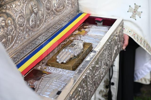 Racla cu mâna Sfântului Ierarh Nicolae a ajuns vineri seară la Mănăstirea „Duminica Tuturor Sfinților” din Părhăuți