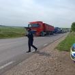 O parte din traficul auto este deviat de polițiști la intrarea în Bălcăuți