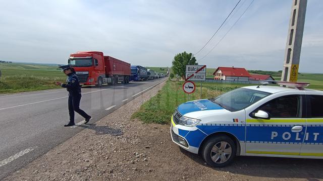 O parte din traficul auto este deviat de polițiști la intrarea în Bălcăuți