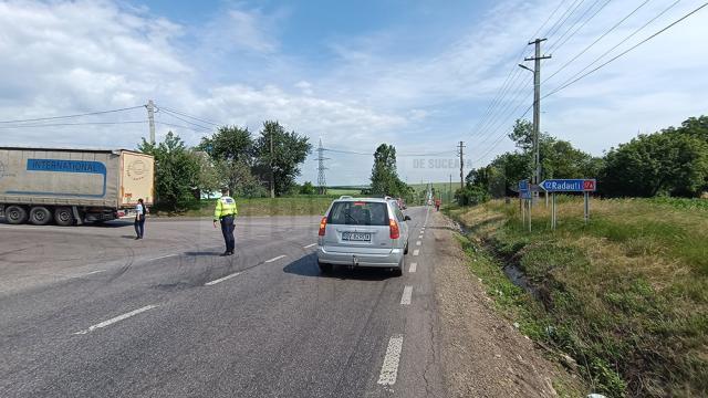 Coada de tiruri transformă marginea drumului european 85 într-un vast buncăr de gunoi deschis