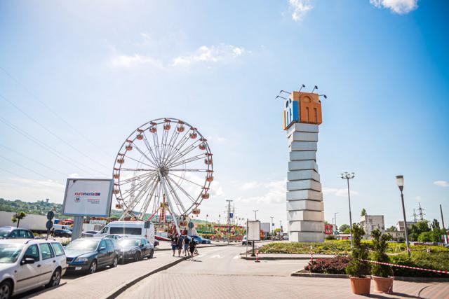 Roată panoramică de 30 de metri înălțime, atracții pentru copii și momente pline de adrenalină, la Iulius Mall Suceava