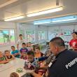 Băiat de 4 ani, sărbătorit alături de alți 43 de copilași, în tabăra de refugiați de ...