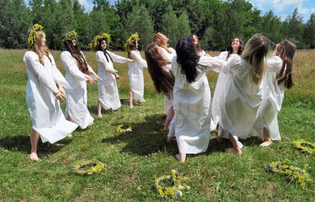 “Zânele Bucovinei” au fermecat publicul de la festival cu dansurile lor în natură dar și în cadrul spectacolului