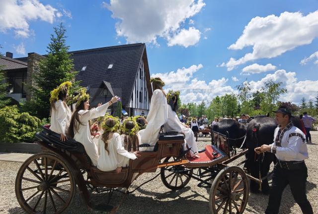 Caleasca cu Sanziene din deschiderea Festivalului de la Hanul Voievozilor