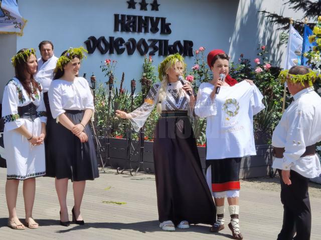 Dumitru Parasca, inițiatorul Festivalului “Regina Sânzienelor”, a primit coroana si haina de Rege