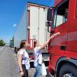 Apă și mâncare pentru șoferii care așteaptă la granița cu Ucraina, de la voluntarii fundației Nord 2001