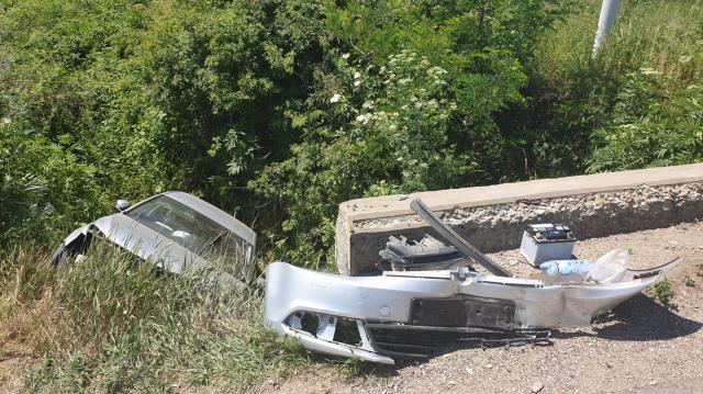 Impact violent și mașină proiectată în afara drumului, la Brăiești-Cornu Luncii