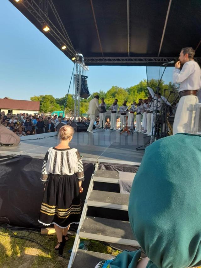 Ansamblul „Lăutarii” condus de maestrul Nicolae Botgros, pe scena de la Părhăuți