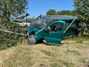 Accident între un microbuz și un autoturism pe DN 2E, la Rădășeni