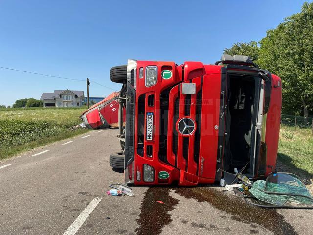 Un tir ucrainean încărcat cu cărbuni s-a răsturnat pe E85. Traficul e blocat pe ambele sensuri