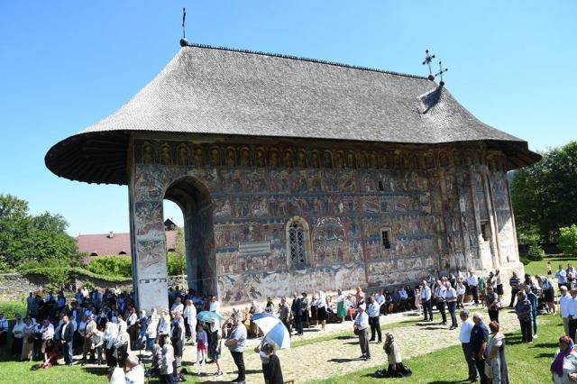 Liturghie arhierească la serbarea celui de-al doilea hram al Mănăstirii Humor. Foto: Constantin Ciofu