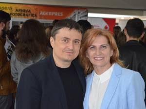 Cristian Mungiu şi organizatoarea manifestării, Teodora Gîlcă